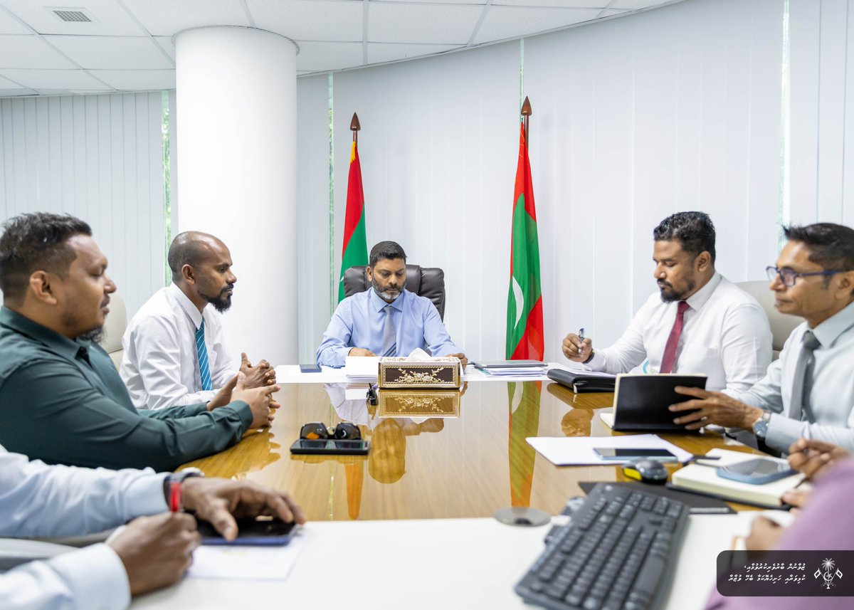 MoYSF_mv's tweet photo. ޒުވާނުން ބާރުވެރިކުރުމާއި، ކުޅިވަރާއި ހަށިހެޔޮކަމާ ބެހޭ ވަޒީރު ޢަބްދުﷲ ރާފިޢު މިއަދު ވަނީ ރ. އިނގުރައިދޫ ކައުންސިލާ ބައްދަލުކުރައްވާފައި.
މި ބައްދަލުކުރެއްވުމުގައި އެރަށަށް ބޭނުންވާ ކުޅިވަރު ވަސީލަތްތަކާއި ގުޅޭ ގޮތުން ކައުންސިލުން ވަނީ މައުލޫމާތު ހިއްސާކުރައްވާފައި. އަދި އުނގޫފާރުގައި ކުރިއަށްދާ ކުޅިވަރު މަޝްރޫޢުތަކާ ގުޅޭގޮތުންވެސް ވަނީ މަޝްވަރާކުރައްވާފައި.