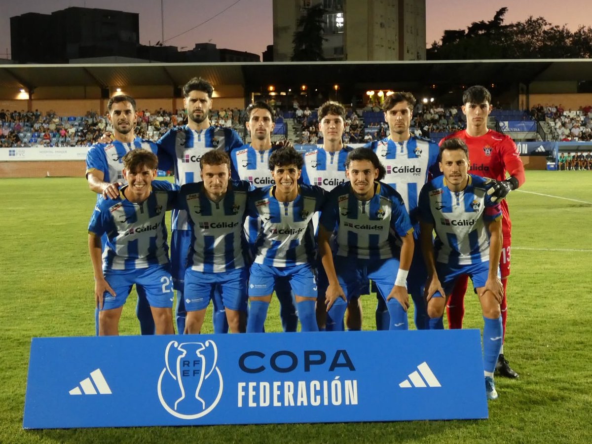 FFCM_es's tweet photo. 🏆 El @CDANavalcarnero deja al @CFTalavera sin octavos de la #CopaRFEF

▶️ El conjunto madrileño se impuso por 0-2 en la prórroga

📸 CF Talavera

🔗 https://t.co/9Xp1hOhW5G

#somosCLM | #fútbolCLM https://t.co/CcMPgx3EDz