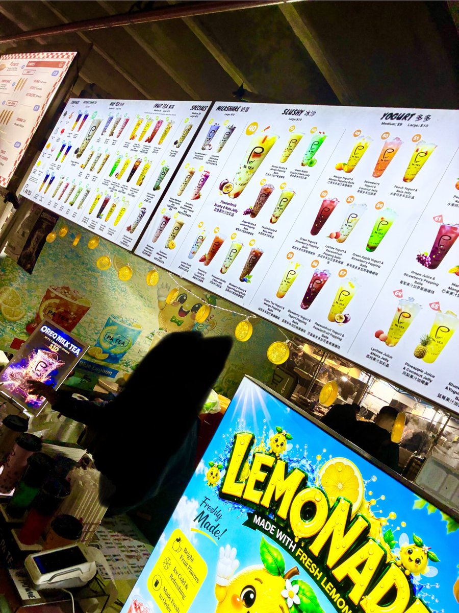 mylife17sweetas's tweet photo. Night Market🌃🍽️🌙✨✨
超ローカル。男性でも場所によっては危ない😅飲食店、雑貨、野菜、フルーツ、衣料品販売してるから楽しいんだけど気をつけるべき事は沢山ある。注意して楽しんできたよ〜🥰🍖
緑茶甘くて悲しかったけど😂😭(笑)
#nightmarket
#ExpatLiving
#LifeAbroad https://t.co/HpBa4GNcoI