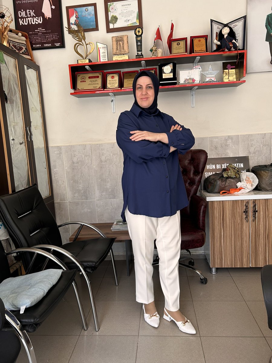 MUHTARANA21's tweet photo. Bizim topraklarda sevgi; bir tas sıcak çorbada, bir çocuğun yüzündeki tebessümde, bir de mahallenin her sokağına ilmek ilmek dokunan o helal emektedir. https://t.co/SbeiM1OFc5