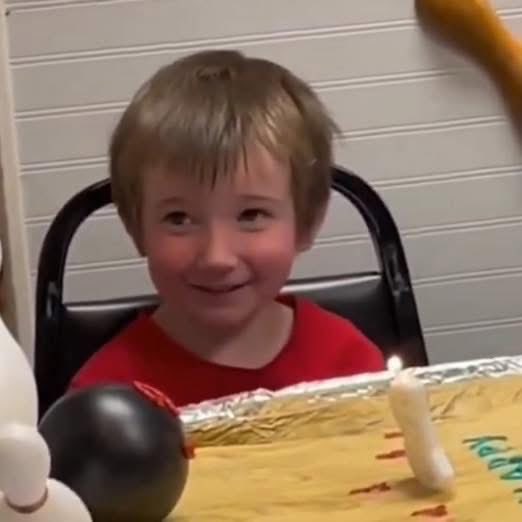 Indie5051's tweet photo. Esta es la reacción de un niño que celebra por primera vez su cumpleaños después de ser adoptado https://t.co/yTeyjzRRQa