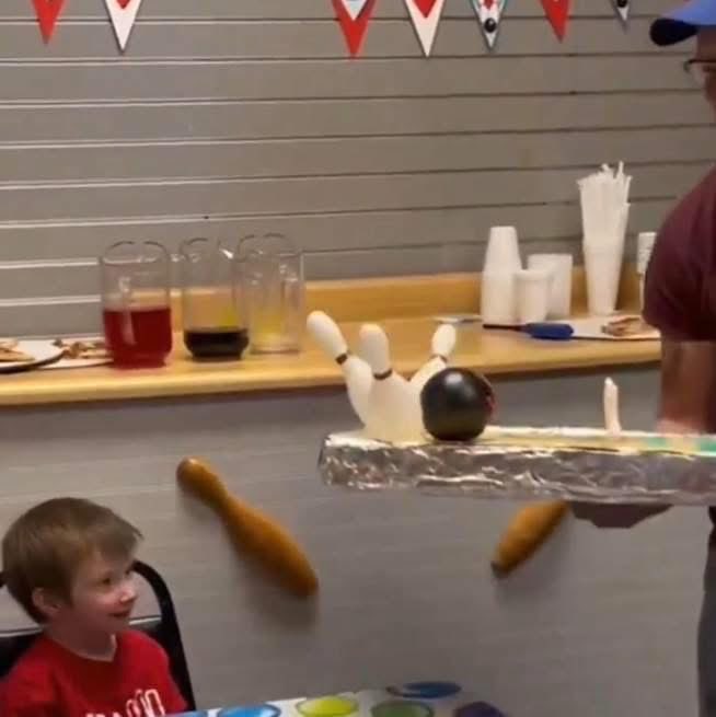 Indie5051's tweet photo. Esta es la reacción de un niño que celebra por primera vez su cumpleaños después de ser adoptado https://t.co/yTeyjzRRQa