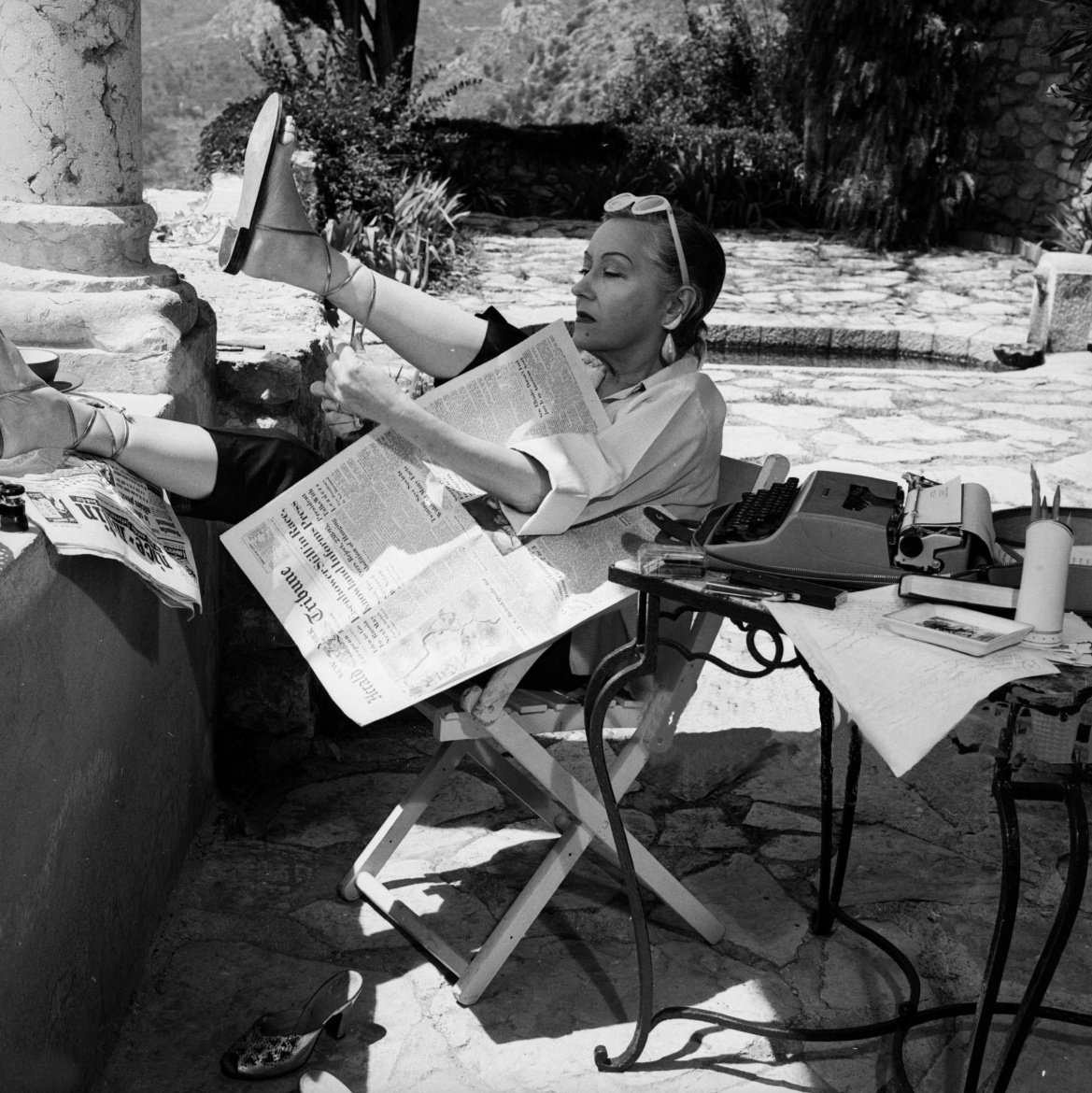 RomanPBone1's tweet photo. Gloria Swanson, cool af, at her house in the south of France, 1956. https://t.co/K9lIlIaprw