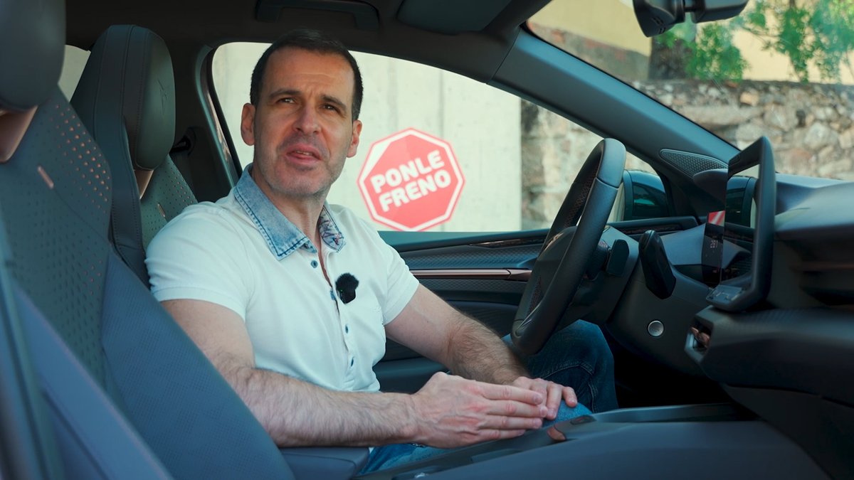 CCubicos's tweet photo. Este domingo en #CCubicos433, @_albertomontoya nos hablará, en una nueva entrega de nuestra sección "Conduce Seguro con @Ponle_Freno 🛑", de cómo la tecnología del interior del nuevo @CUPRA_esp Raval 🏁 nos ayuda a reducir las distracciones.

A partir de las 9:45 en @antena3com📺 https://t.co/emhhkq3KQg