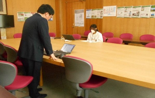 do_pref_lib's tweet photo. 【インターンシップ】札幌市内の2つの大学の学生３名が9月8日から #インターンシップ を行っています。3日目は午後から二手に分かれての業務でした。企画支援課では図書の選書を、北方資料サービス課では資料の移動作業を行いました。（企画） https://t.co/aMVxBsR3ZP
