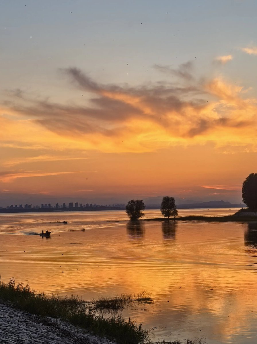 Shijiazhuangicc's tweet photo. At Huangbizhuang Reservoir in Shijiazhuang, a small boat glides across golden ripples, as the sunset glow tints the whole water~
石家庄黄壁庄水库,小船驶过金波,晚霞漫染整片水域~
#shijiazhuangtravel #hebeiscenery #sunsetview https://t.co/LnoWk8hQtP