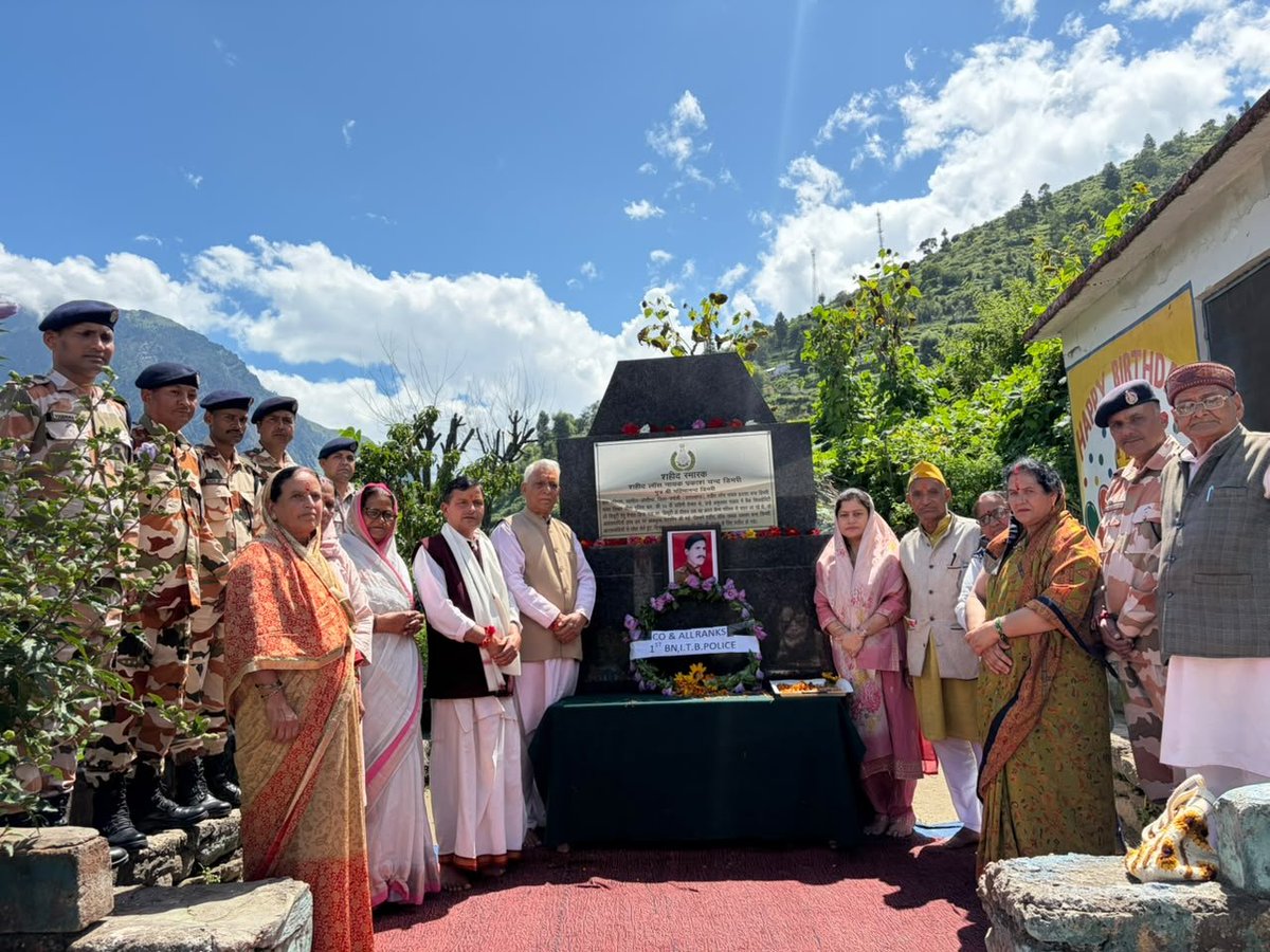 ITBP_official's tweet photo. Saluting the Braveheart! 🇮🇳

#ITBP paid tribute to Lance Naik Prakash Chander Dimri of 14 Bn, who made the supreme sacrifice in the line of duty in Punjab in 1991. A homage programme was organised by 1 Bn at his native village Ravigram (Naukhura), Chamoli, Uttarakhand.
#Himveers https://t.co/jVAQA58PHV