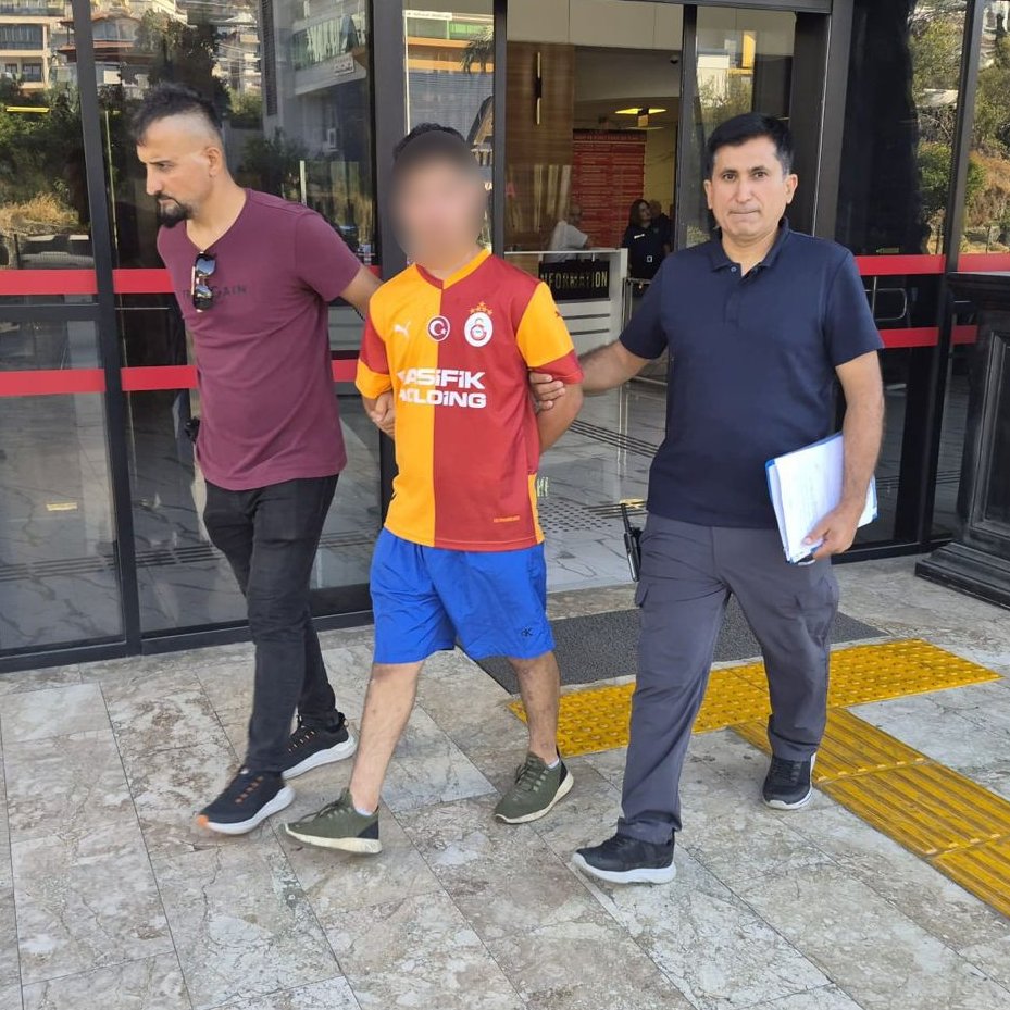 bpthaber's tweet photo. Antalya’da 54 yaşındaki Danimarka uyruklu kadın turisti bacağından bıçakladığı ve ardından cinsel istismarda bulunduğu iddia edilen 17 yaşındaki şüpheli tutuklandı. https://t.co/aOyPXOGybh
