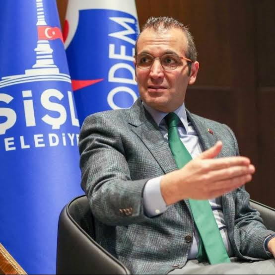 rradarhaber's tweet photo. İBB’ye yönelik davanın ikinci celsesinin 14’üncü gününde, tutuksuz sanık iş insanı Süleyman Çetinsaya’nın savunması ve sorgusunda dikkat çeken diyaloglar yaşandı.

Şişli Belediye Başkanı Resul Emrah Şahan:  

"21 Ocak'ta projenizin onayı için başvurmuşsunuz. 29 Ocak'ta makama gelerek beni ziyaret ettiniz. Ben sizden herhangi bir kişisel menfaat talep ettim mi?" 

Süleyman Çetinsaya (Mahkeme başkanına dönerek):

"Hayır. Başkanım, Resul Emrah Bey çok düzgün biridir. Kendisi bir şey talep etmedi."

Çetinsaya daha sonra savcılıkta verdiği ifadede yer alan 500 bin dolarlık ödeme bölümünün kendisine ait olmadığını savunarak, “Savcı bey bunu yazdı, önüme koydu, ben de imzaladım. Okumadım” dedi.