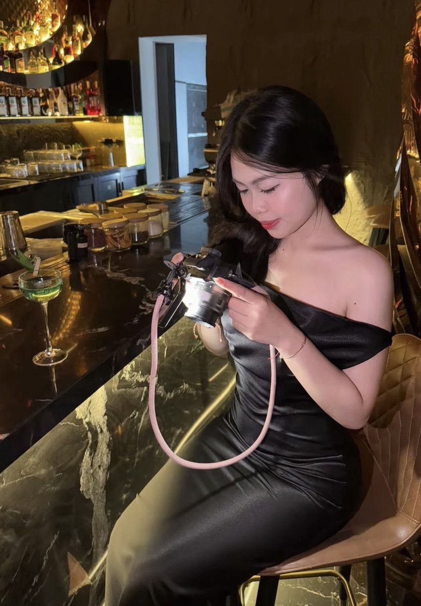 DimMy03cd's tweet photo. Quỳnh 2k6 trong 1 lần đi bar quẩy với bạn đã bị chuốc thuốc kích dục làm cô mất kiểm soát bản thân, nó đã bộc lộ sự đĩ điếm của mình bằng cách cởi phăng bộ váy đag mặc r bò quanh bar xin từng dòng tinh trung vào lồn của mình https://t.co/cCk5iXWwWE