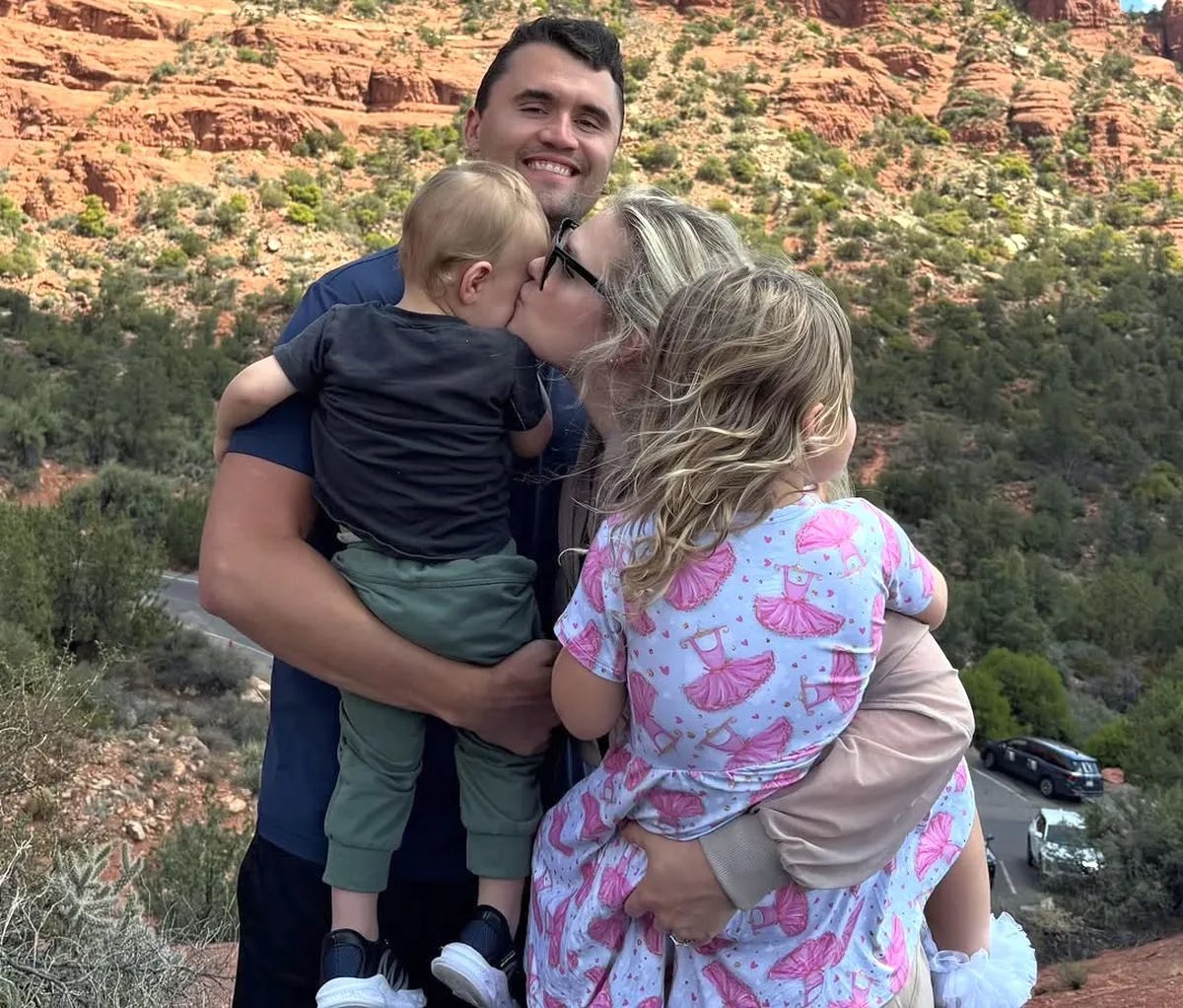 ainyrockstar's tweet photo. Heute vor einem Jahr wurde Charlie Kirk ermordet. Seither muss seine Familie ohne ihn auskommen. Seine Frau Erica, die seither mit einer Welle des Hasses, auch von rechter Seite, leben muss, weil die Menschen meinen, darüber urteilen zu können, wie sich ein Mensch in seiner Trauer zu verhalten hat und seine zwei kleinen Kinder, die sich kaum an ihren Vater erinnern werden. Man hat sie ihres Vaters beraubt, der Chance, mit ihm aufzuwachsen, von ihm zu lernen und man hat ihm die Chance genommen, seine Kinder aufwachsen zu sehen. 

Vor allem aber werde ich nie vergessen, wie das linke Spektrum - auch hierzulande - auf seinen Tod reagiert hat. Nichts hat die menschlichen Abgründe eines politischen Spektrums, das sich stets auf der guten, der moralischen Seite, wähnt, so offengelegt, wie dieses feige Attentat und die anschließendenden Kommentare dazu. 

Unter uns Konservativen hat er hingegen eine Lücke hinterlassen, die kaum zu füllen ist. Er fehlt. Jeden einzelnen Tag. 

Ruhe in Frieden, Charlie.