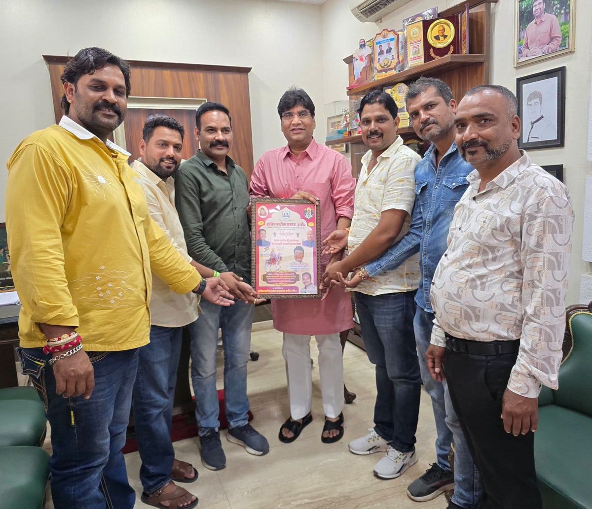 Saawansonkar's tweet photo. क्षत्रिय खटीक समाज इंदौर द्वारा दिनांक 13 सितंबर को आयोजित की जाने वाली बाबा रामदेव जी के जन्मोत्सव पर बाबारी पालकी एवं कलश यात्रा हेतु कार्यालय पर आमंत्रित करने पधारे समाजजनों से स्नेहील भेंट की। https://t.co/vYzImB1Exc