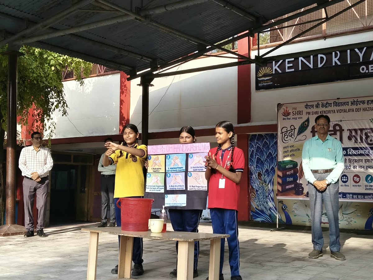 KvOef's tweet photo. पीएम श्री के. वि. ओ. ई. एफ. हजरतपुर में स्वच्छता पखवाड़ा के अंतर्गत विभिन्न गतिविधियों एवं जागरूकता कार्यक्रमों का आयोजन किया गया। 
आइए, स्वच्छता को अपनी दैनिक आदत बनाकर स्वच्छ एवं सुंदर विद्यालय का निर्माण करें। 
#SwachhataPakhwada #SwachhVidyalaya #CleanIndia #Awareness #PMShri https://t.co/Jivt1Ds0yB