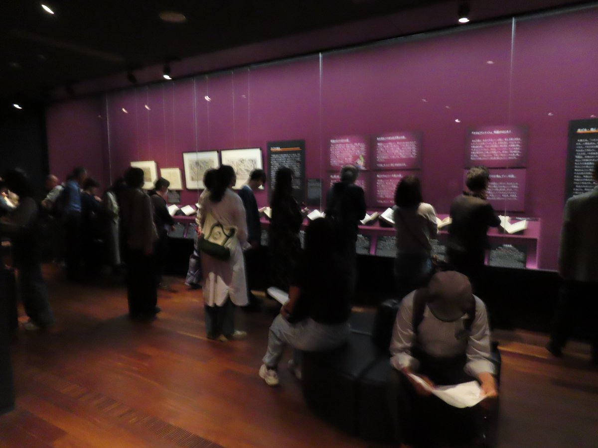 ys1152945085's tweet photo. 東洋文庫ミュージアム　展示テーマは「怖い話」　六義園の近く

東洋学に関する書物を収集する展示施設で日本一美しい本棚といわれている（CMによく出る）
岩崎久弥が中国に関する欧文文献の膨大なコレクションを購入したしたことに始まり、日本を含めたアジア全体を網羅することとなったらしい https://t.co/dA8hfEONTy