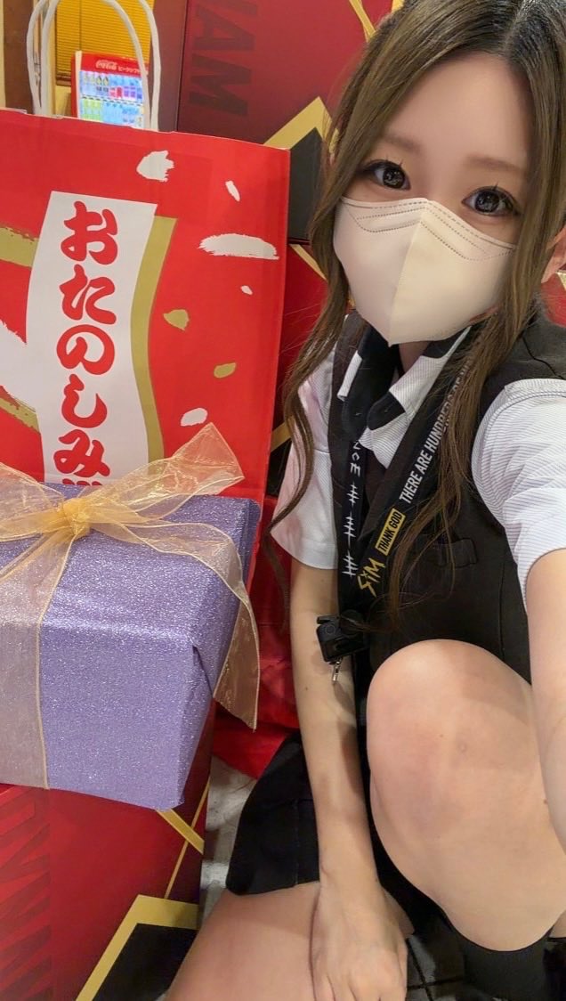 dynam_misono's tweet photo. やぽーう( ꜆ 'ᵕ' )꜆🎂💗

さてさて前にお知らせしてた
滋賀八日市店とのナニカがはじまります😼✨️

今日は滋賀八日市店に贈る🎁ヒント⋆⸜💡⸝⋆
( つのまる店長にもまだ内緒にしてるっ笑 )

① まあ安定に誕生日といえば、、な物
② つのまる店長！覚悟はできてる？なやつ
③ わたしと言えば、、？？な物？？？

答えは@dynam_00253 ででますよ〜🫡✨️
ぜひぜひ↑フォローしてまっててねっ🥰

みんなも何か予想してみてねっ💖⸝꙳.⋆
わかった人がいたら､､めっちゃ褒める👏💝