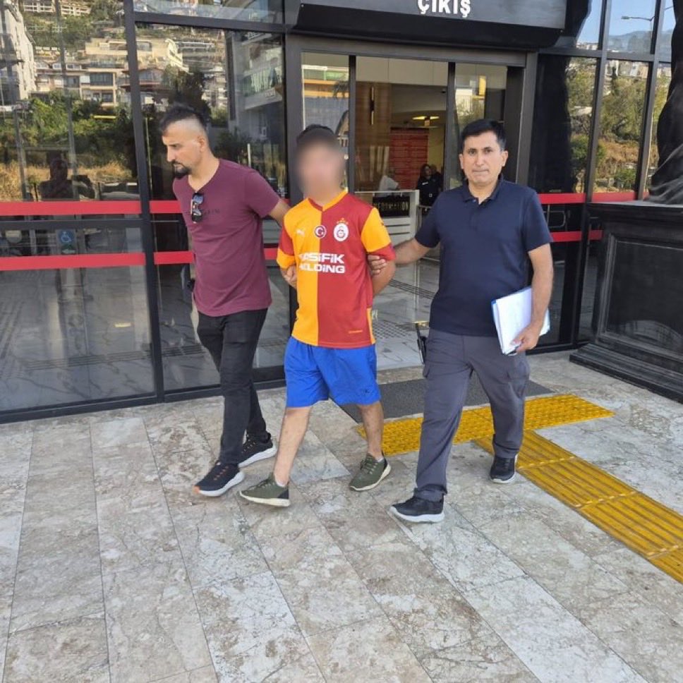 9knews's tweet photo. Antalya'da Danimarka uyruklu 54 yaşındaki kadın turisti bacağından bıçakladığı ve ardından cinsel istismarda bulunduğu iddia edilen 17 yaşındaki çocuk tutuklandı. https://t.co/aRt8lXvpFo