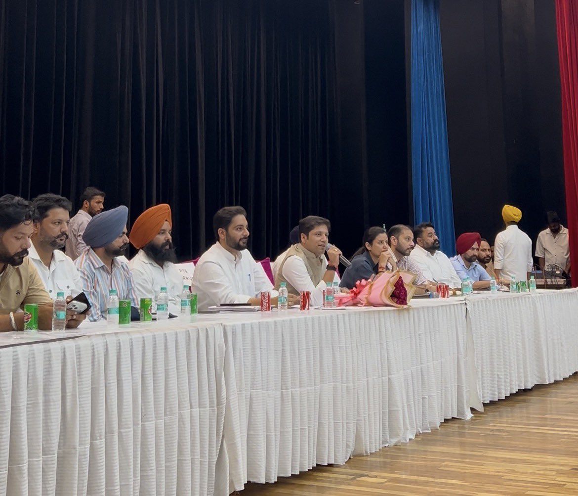 ShivrajVirk's tweet photo. ਯੂਥ ਵਿੰਗ ਪੰਜਾਬ ਦੀ ਸੂਬਾ ਪੱਧਰੀ ਮੀਟਿੰਗ, ਸੂਬਾ ਆਬਜ਼ਰਵਰ ਰਿਤੇਸ਼ ਖੰਡੇਲਵਾਲ, ਗਾਇਤਰੀ ਬਿਸ਼ਨੋਈ ਅਤੇ ਪੰਜਾਬ ਯੂਥ ਵਿੰਗ ਦੇ ਪ੍ਰਧਾਨ ਮਨਜਿੰਦਰ ਸਿੰਘ ਲਾਲਪੁਰਾ ਦੀ ਅਗਵਾਈ ਹੇਠ ਹੋਈ।
ਜ਼ਮੀਨੀ ਪੱਧਰ ‘ਤੇ ਲਾਮਬੰਦੀ ਅਤੇ ਜਥੇਬੰਦਕ ਤਾਲਮੇਲ ਨੂੰ ਹੋਰ ਮਜ਼ਬੂਤ ਕਰਨ ਦੇ ਮਕਸਦ ਨਾਲ ਹੋਈ

#YOUTHWING #AamAadmiParty #AAPYouth #punjab https://t.co/uA0bVat3sF