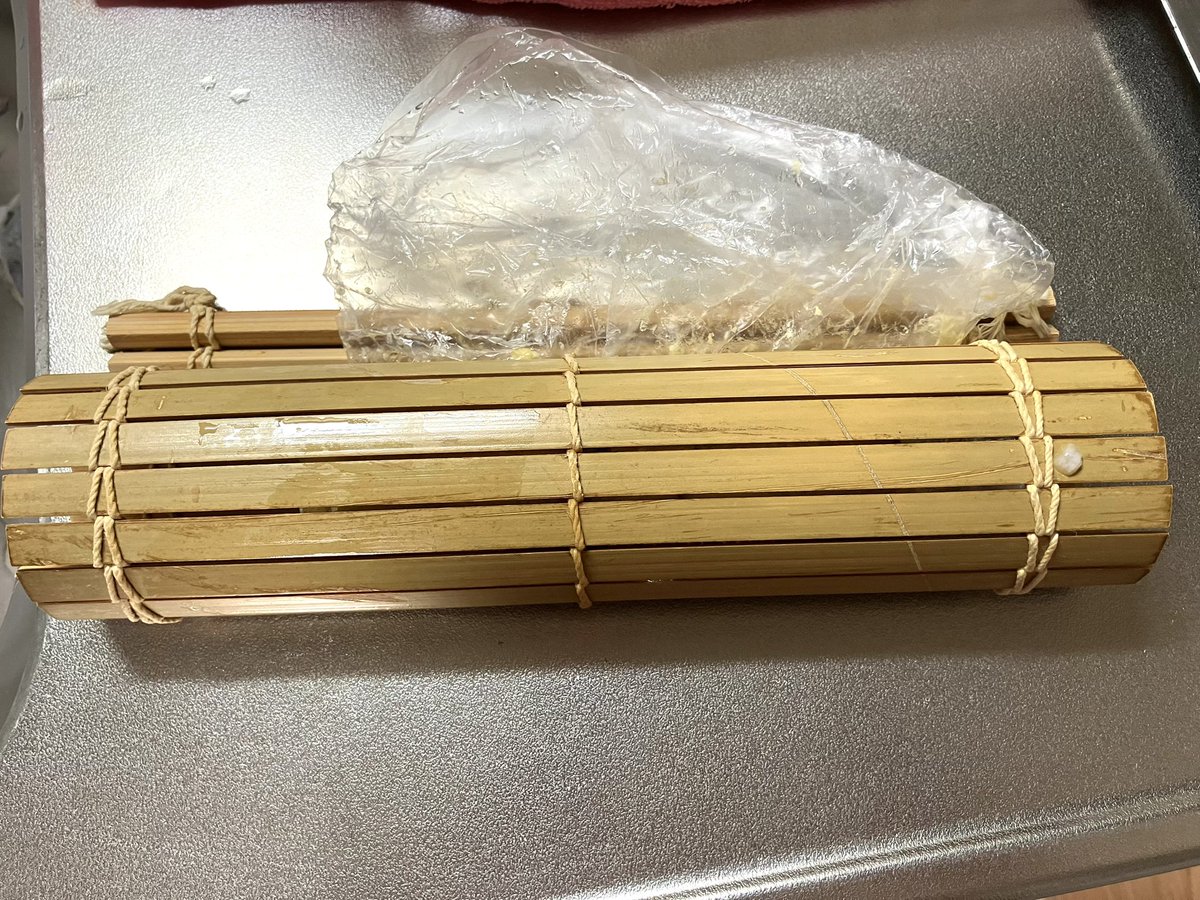 Mammy1203's tweet photo. アイラップのレンジの卵焼き
仕上げにおにすに巻いて５分放置したらすてきに出来上がりました😊

白だし効かせてネギたっぷりが我が家流😋
　
厚焼き卵焼きはもうこれでいい
これがいい🥳

 #料理好きな人と繋がりたい
#おうちごはん #料理記録 
#料理写真  #アイラップ https://t.co/MFzMnNDEYR