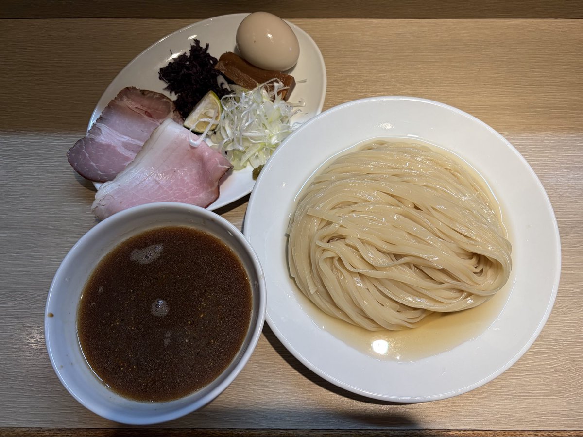 terrahydor's tweet photo. 豚魚つけそば大盛
味玉
1400円
@らぁ麺蒼空

連日の雨で冷えっ冷え🥶ちょうど温かい麺が食べたかった☺️
つけ汁は先日頂いた冷やしニボトンと同じ豚骨清湯と煮干のミックスで粘度は低め🐷🐟つけめんとつけそばの中間的なスープ💡卓上胡椒も合う👍🏻
最後はもちろんスープ割りで😋
ごちそうさまでした✨✨ https://t.co/DUV4NlUOrF