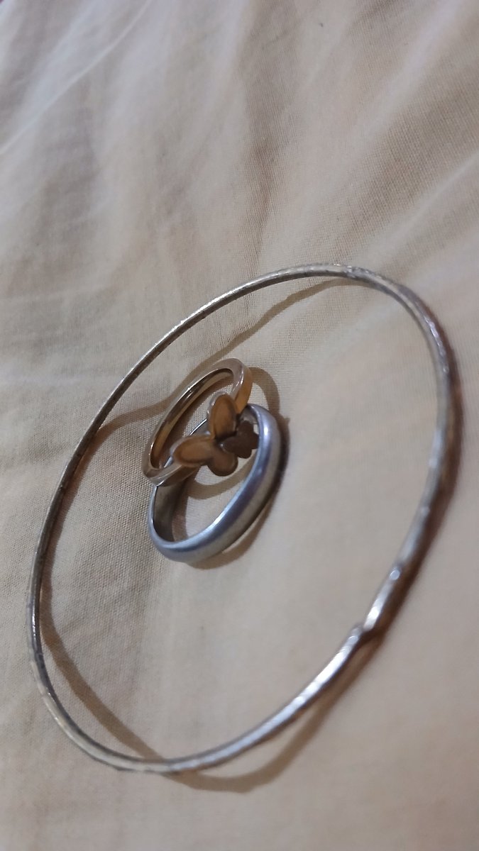 yourbae_ra's tweet photo. Bahkan saat nikah ga pernah pake cincin nikah hhhh walau kadar emasnya dikit gpp. Biar ga dijual² lg https://t.co/9b7UxROulS
