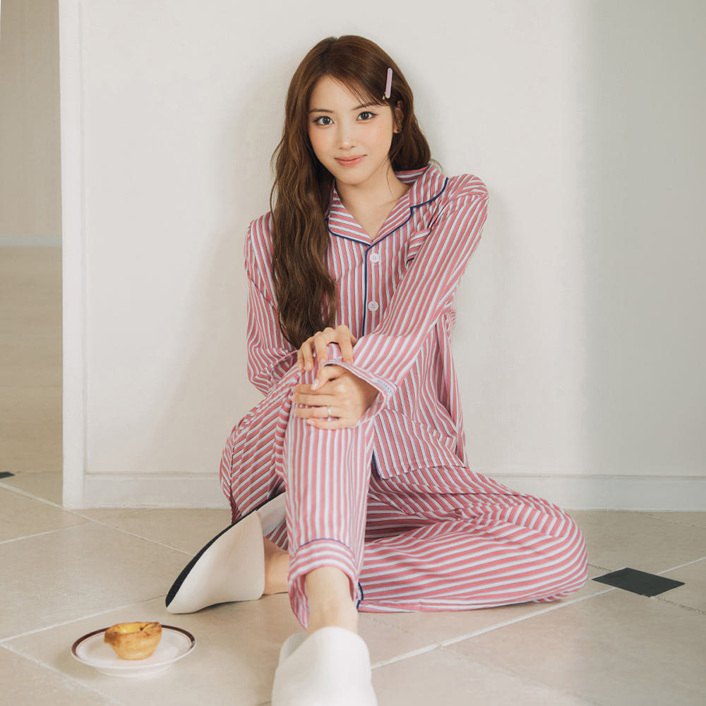 nmixxpics_'s tweet photo. JIWOO FOR DOSSY PAJAMAS https://t.co/z48wxmPKKD