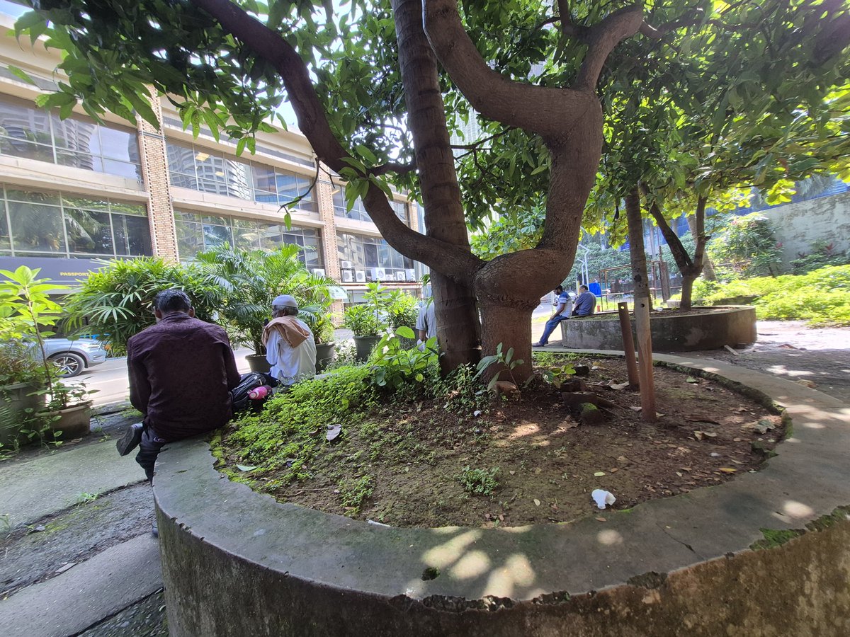 sumanchirps's tweet photo. @rpomumbai @MEAIndia @DrSJaishankar @PMOIndia @CMOMaharashtra ...pls provide proper seating facilities for people accompanying for passport as they are not allowed inside .#mumbai rains  can anytime.Make Citizens life easy as PM says 🙏.PSK lower parel Mumbai 31 pics @IndiaToday https://t.co/BUhyVFVTKA
