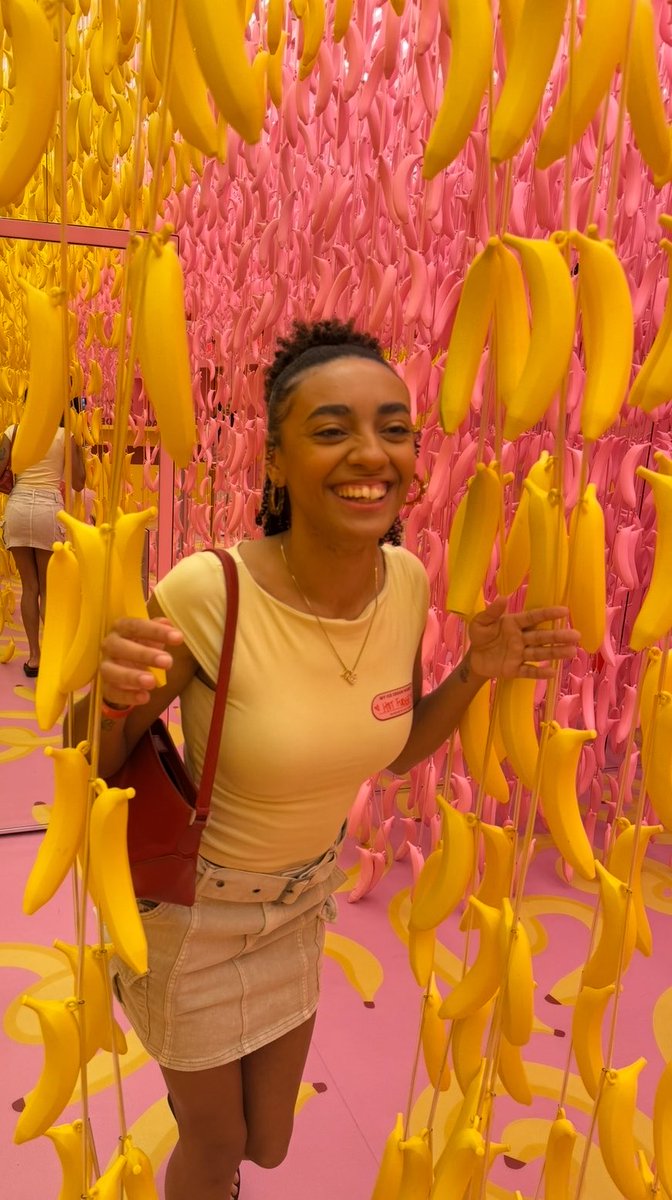 ashley_dupre's tweet photo. Went bananas up in this room 🍌💗 https://t.co/KlWXTzphV8