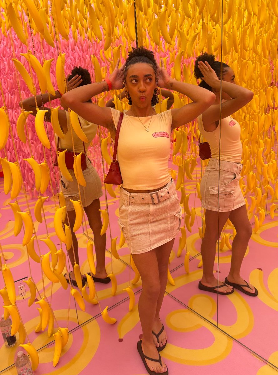 ashley_dupre's tweet photo. Went bananas up in this room 🍌💗 https://t.co/KlWXTzphV8