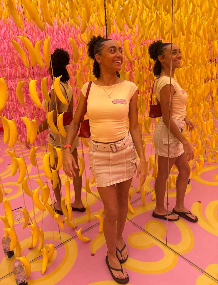 ashley_dupre's tweet photo. Went bananas up in this room 🍌💗 https://t.co/KlWXTzphV8