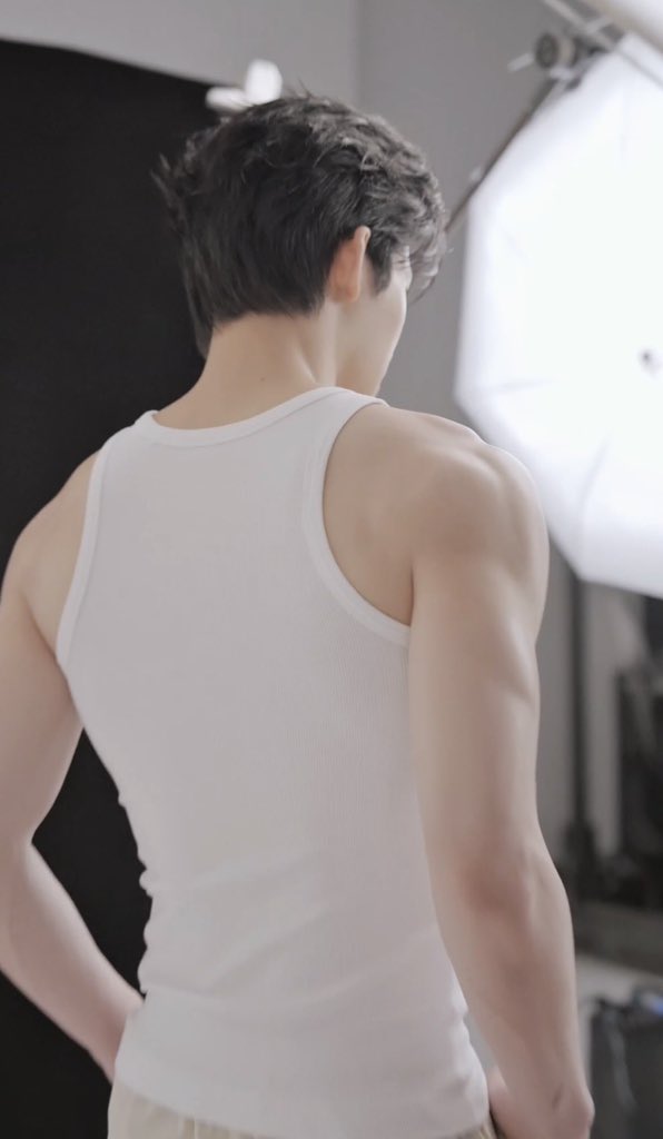 merrygoround95's tweet photo. หือ?? ก้เสื้อกล้ามขาว เหมือนกันหนิ แต่ ทำไมไม่ เหมือนกันอีกแล้ว~ 😢😢😢 https://t.co/zj8XlnhpTv