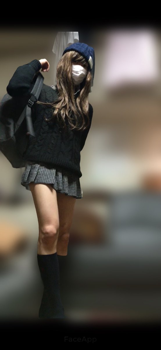 hitom1995's tweet photo. 夏は暑いから女装できない〜
去年の冬に室内女装してたやつー
背景は家感がで好き出てたので、ぼかし入れました
#男の娘　#女装
#女装男子
#室内女装
#女装子
#パンチラ
#足フェチ #脚フェチ
#宅装　#女装外出
#自撮り https://t.co/cFi3ZxuF1z