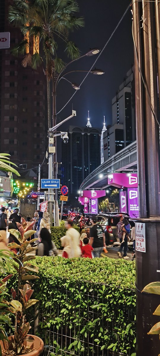 soficiz's tweet photo. Selamat siang buat yang lagi di jalan, yang lagi di kantor menatap layar sambil nunggu jam istirahat selesai, dan buat para pejuang rebahan. Tetap semangat, bentar lagi sore kok https://t.co/vfxnKJrhXU