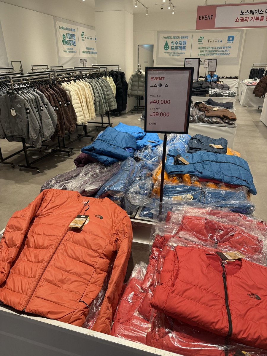 YasuRacy's tweet photo. 現代プレミアムアウトレット松島

韓国のTHE NORTH FACEは安い
ゴアテックスのジャケットが約8割引の1万円だったり、ダウンジャケットが5千円で買えるのは驚き
実店舗の隣にあるイベントブースでしたが韓国限定のホワイトレーベルも置いてました👍
機能性の高いノースは旅行好きに最適よ！ https://t.co/yADrQbqfjZ