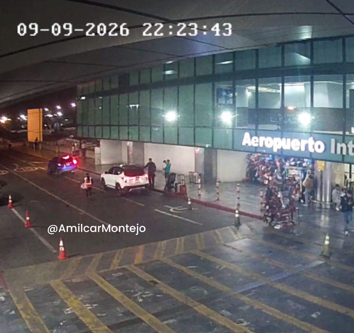 amilcarmontejo's tweet photo. ¡Precaución!

Se recibieron varias alertas en algunos canales de información sobre supuesto bloqueo en aeropuerto La Aurora.

Se ha supervisado y en el área todo está funcionando con normalidad a las 22:30 horas, sin inconvenientes, no hay obstáculos en este segundo miércoles de septiembre del 2026.

#PoliciaMT #TraficoGT #TransitoGT #OrdenYservicio