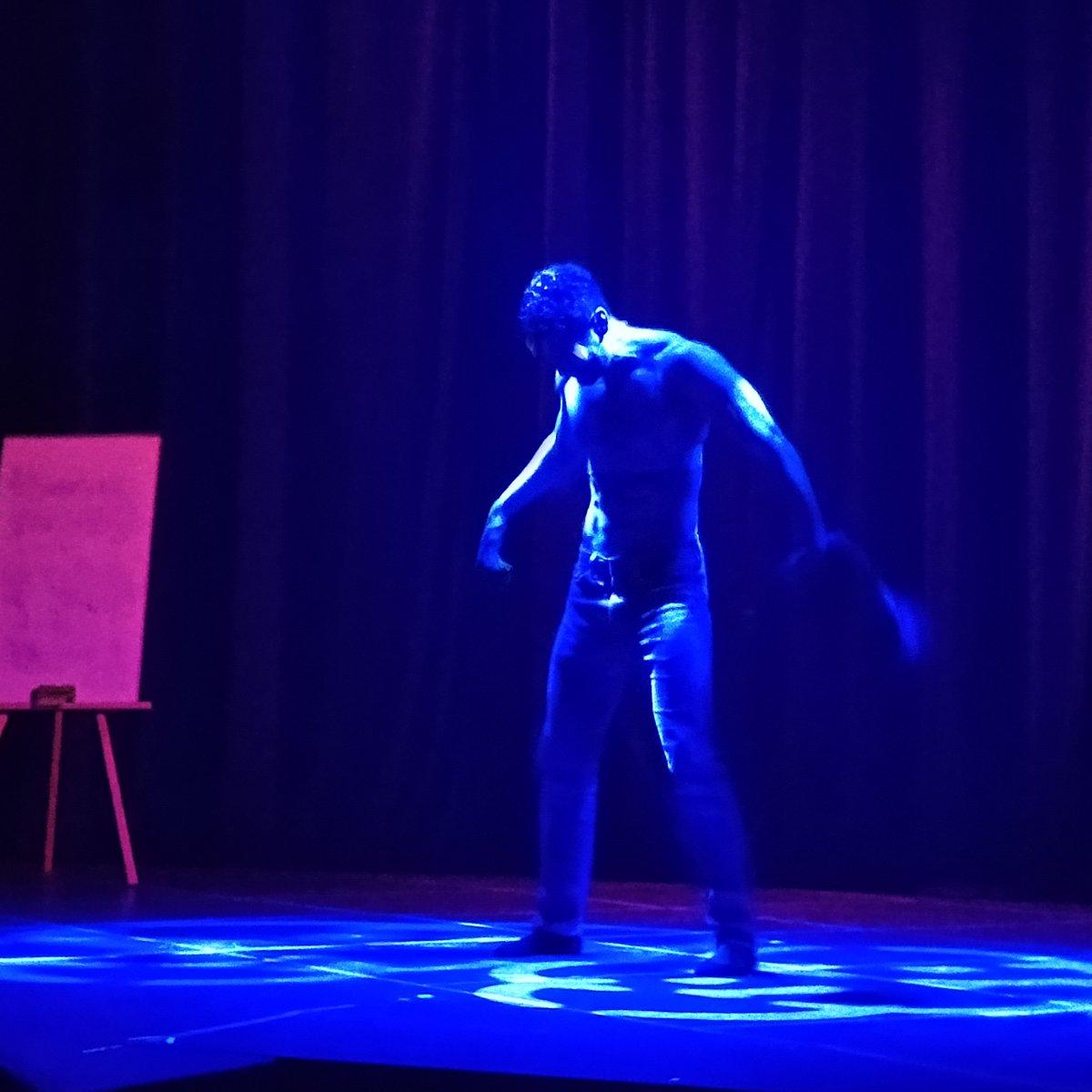 acpaulinom's tweet photo. #ExcelenteActuacion @HerrerApril en #Desarrollo #TeoricoMatematico #ActorDeLaCondesa
#TeatroRafaelSolano

#PorSiempre #EstupidamenteFeliz

Gracias @venalteatroMX https://t.co/XnMgcz2u1r