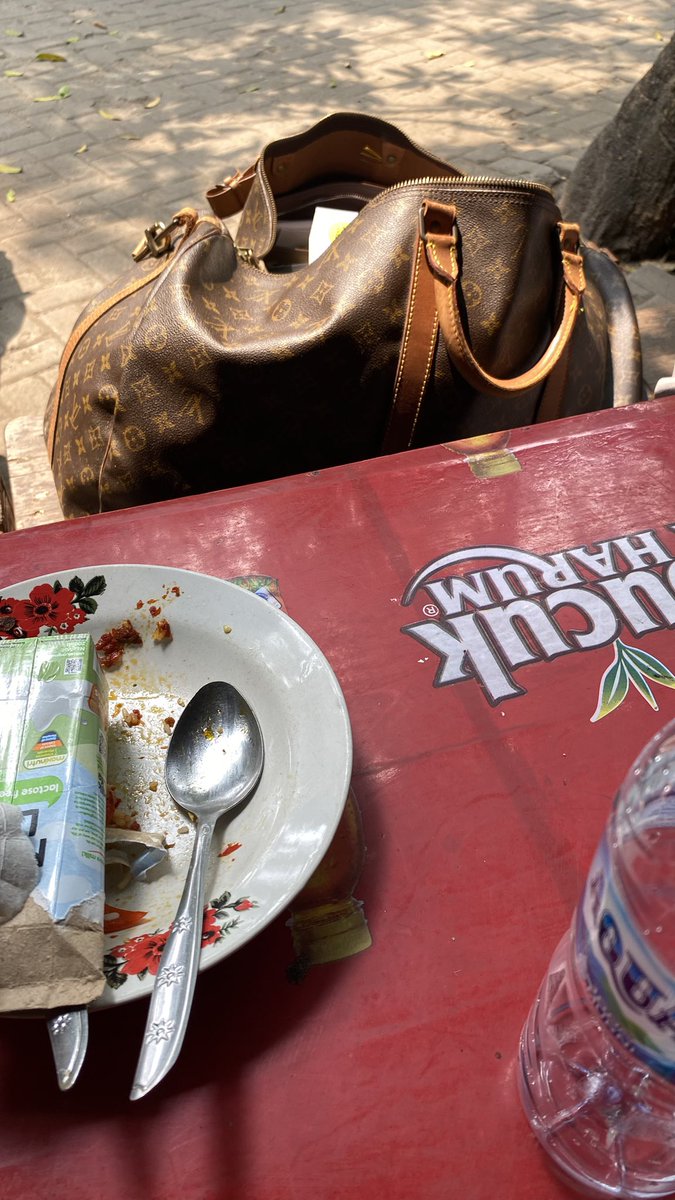 duckiduckz's tweet photo. brunch di warteg dalam keadaan louis vuitton https://t.co/wOTUB7owNU