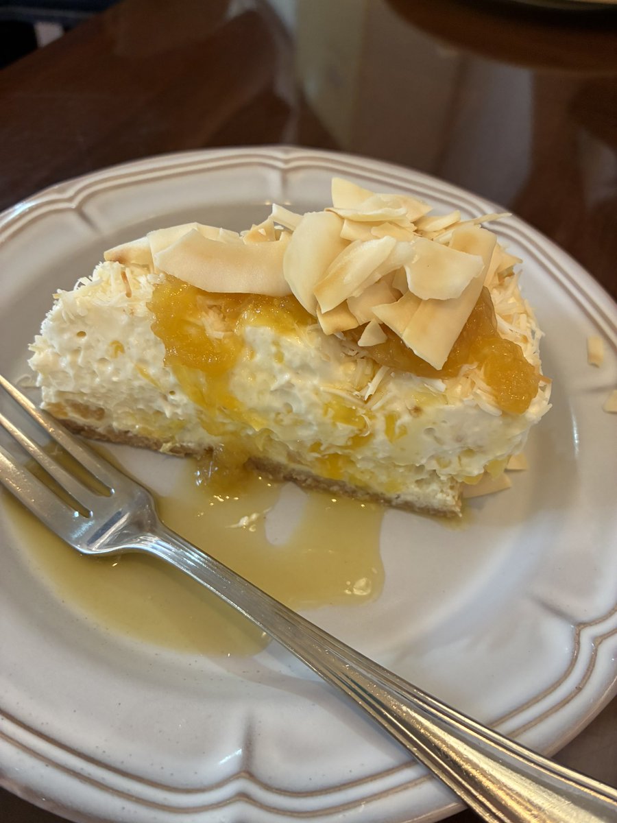Kaory2525's tweet photo. 昨日は珍しく水曜日休みになって仲良し同級生とランチへ！スペアリブ食いたい！という。え〜私も食いたい！ってなる！笑
ケーキも食うよね？もちろんだよね？
久しぶりで楽しかった！うまかった！
次は3人で会おうね〜〜 https://t.co/Pt5xFHum6t