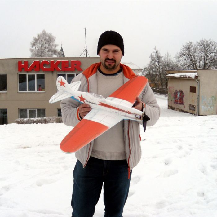 The_Kaviator's tweet photo. @Hush_Kit And then there's the so-called MiG 3 winter "camouflage"... And it's not just the wings, even the red stars are oversized, just in case you might have poor eyesight. https://t.co/nHidgXVsSc
