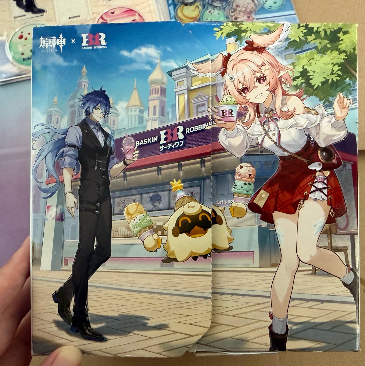 souta_heresy's tweet photo. やっとこさ帰宅(›´ω`‹ )

箱ぼろぼろだけど嫁側を上にしたら目立たない…の…で…は…？と悪あがき←

アクスタとキーホルダーも無事入手( *´꒳`*)

アイスは別の容器に即移してカップは洗ってしっかり拭いてから自然乾燥中(カップはアイス用だから強くて良かった)

うん、嫁が可愛すぎ( *´꒳`*)好き https://t.co/sh99gr7IcA