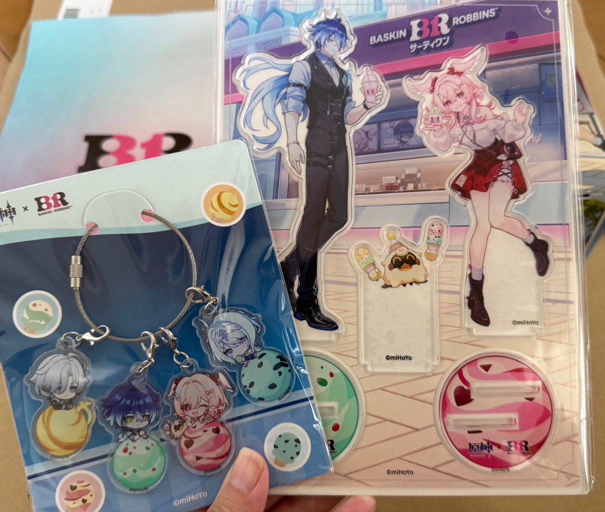 souta_heresy's tweet photo. やっとこさ帰宅(›´ω`‹ )

箱ぼろぼろだけど嫁側を上にしたら目立たない…の…で…は…？と悪あがき←

アクスタとキーホルダーも無事入手( *´꒳`*)

アイスは別の容器に即移してカップは洗ってしっかり拭いてから自然乾燥中(カップはアイス用だから強くて良かった)

うん、嫁が可愛すぎ( *´꒳`*)好き https://t.co/sh99gr7IcA