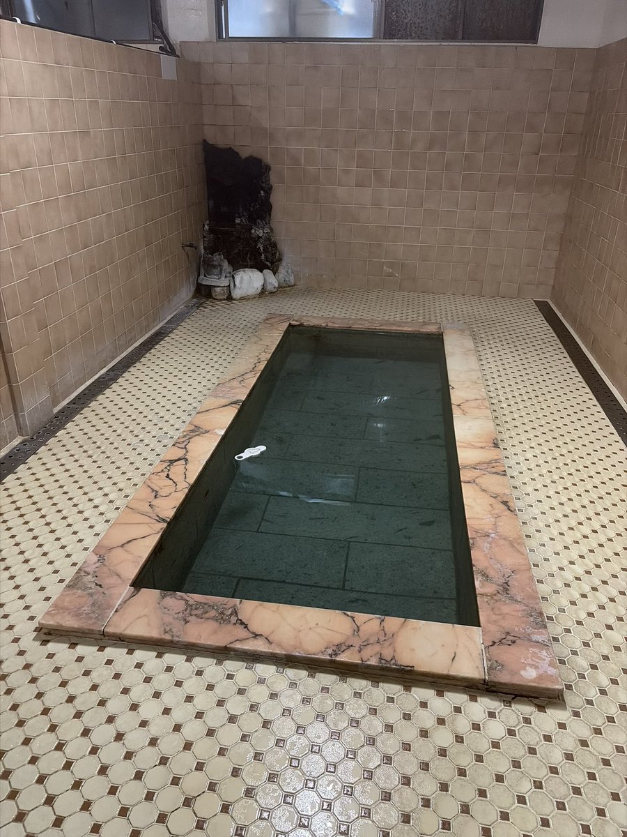 NASU3090's tweet photo. ままねの湯に立ち寄り

岩の湯口から熱めの硫酸塩泉が掛け流がされていて、一旦タイルの下を通って浴槽に投入される面白い構造。
宿泊もやってるみたいだから今度泊まってゆっくり浸かりたいな。 https://t.co/UYaiByHiU6