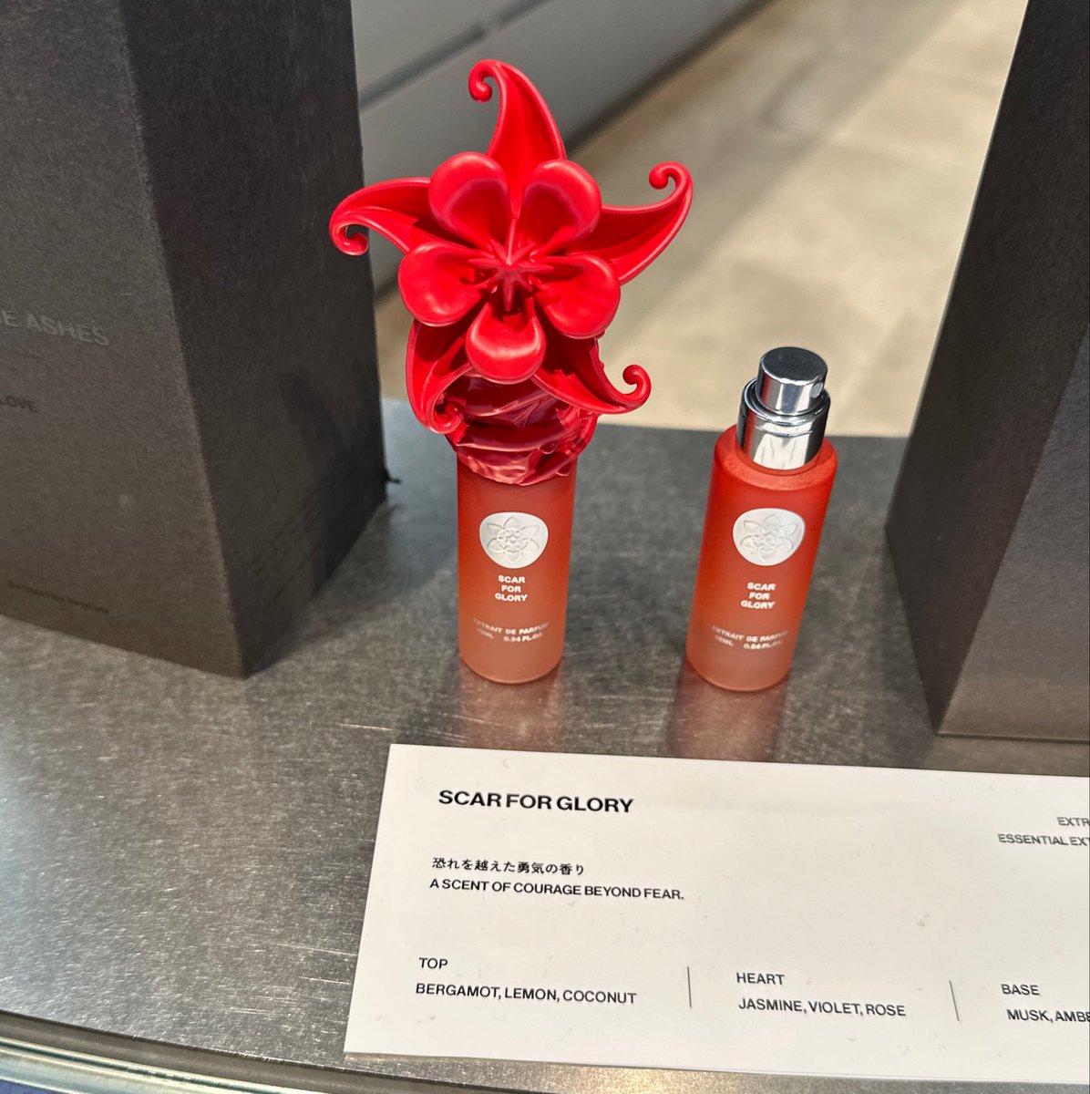 scententia's tweet photo. 新しい韓国の香水ブランドめっちゃいいぞ
フラワー イン ザ アッシズ （FLOWER IN THE ASHES）

強烈な世界観とかなりの高濃度。香りもすごくニッチなものが多くて良い。韓国のクリエイターによるブランドで、完全にアートピースとして作ってます。

キンモクセイと桃にアイリスの粉を塗したような香り、『LAST LOVE』とかとても良い。日本のヌビアンとのコラボで作った日本限定の作品。

個人的にはフィグ、ローズにシプレを充てた変わり種『Flower in the Ashes』が1番好きでした。

他にもド濃厚グルマンなやつとか多彩なラインナップが10種類で展開中。

エキストレという高賦香率で10mL 12,100円〜。

リックオウェンスやギャルソン、マックイーンからの影響を公言してる人なので、異形な何かで塗り固めたようなアートワークは納得。

ヌビアンの香水のチョイスだいぶいいな。店員さんもいい人多くてめちゃくちゃ好き。