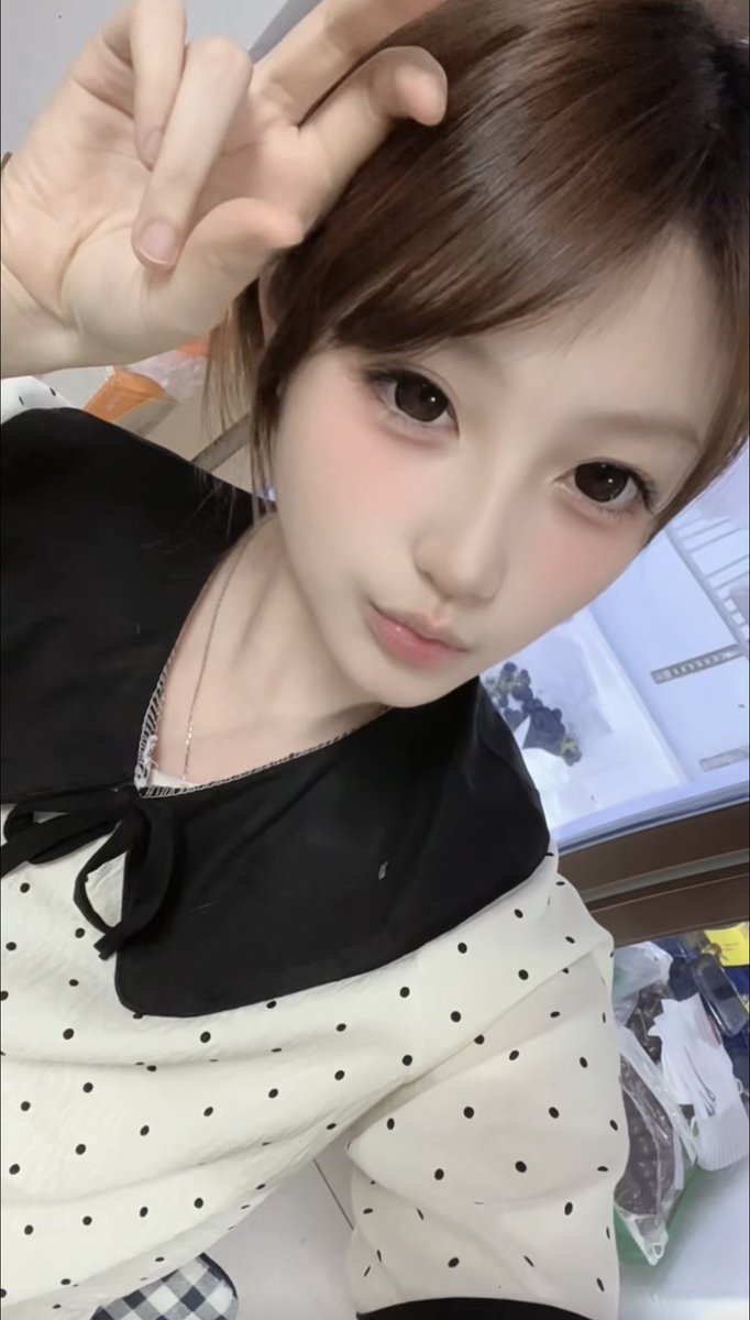 S1440404's tweet photo. 推友投稿前女友王誉涵，看你现在的骚样，就想起之前把你按到床上操你的样子了，平时看着清纯的样子，在床上就是个骚婊子，当时��鸡巴吃的真香呢，现在开始装萌了，真不知道你的下任男友知道你的骚样了，还会不会喜欢你这个装萌的母狗婊子#投稿 #意淫 #眼镜婊 #眼镜妹 #配文 #母狗 #骚货 #反差 #肉便器 https://t.co/yRpSPnvKyy