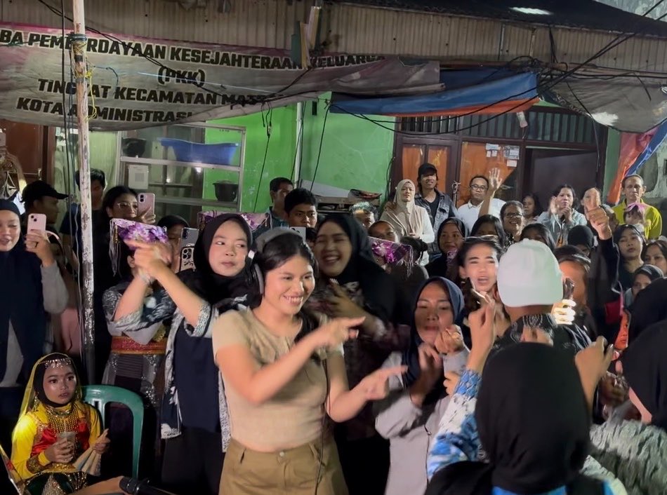 jebunggg's tweet photo. abis promo lagu…. DI EVENT RT 

gue cinta bgt ama tetangga gw😭😭 rasanya muzik chart jd sepele kl warga kampung ane SUPROT 3000% ❤️❤️ 

RT 11 4EVER

STREAM DUNGDAT💋 https://t.co/577aed0KVd