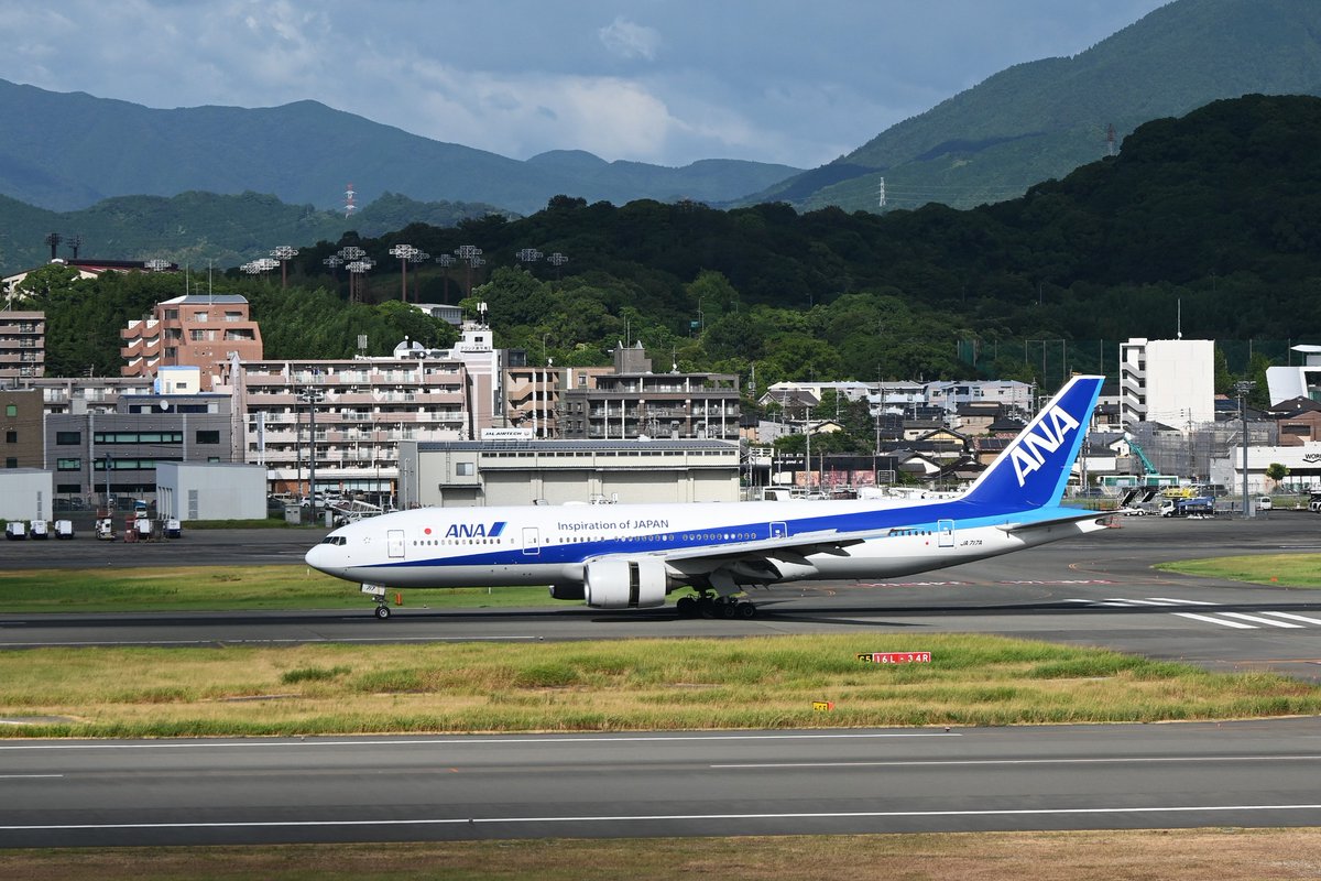 5z5q2D9cbz2450's tweet photo. 福岡空港RWY34Rに着陸する717A。
#ana_B777
#JA717A
#FUKUDAAYUTA https://t.co/OvGbQdVu5c