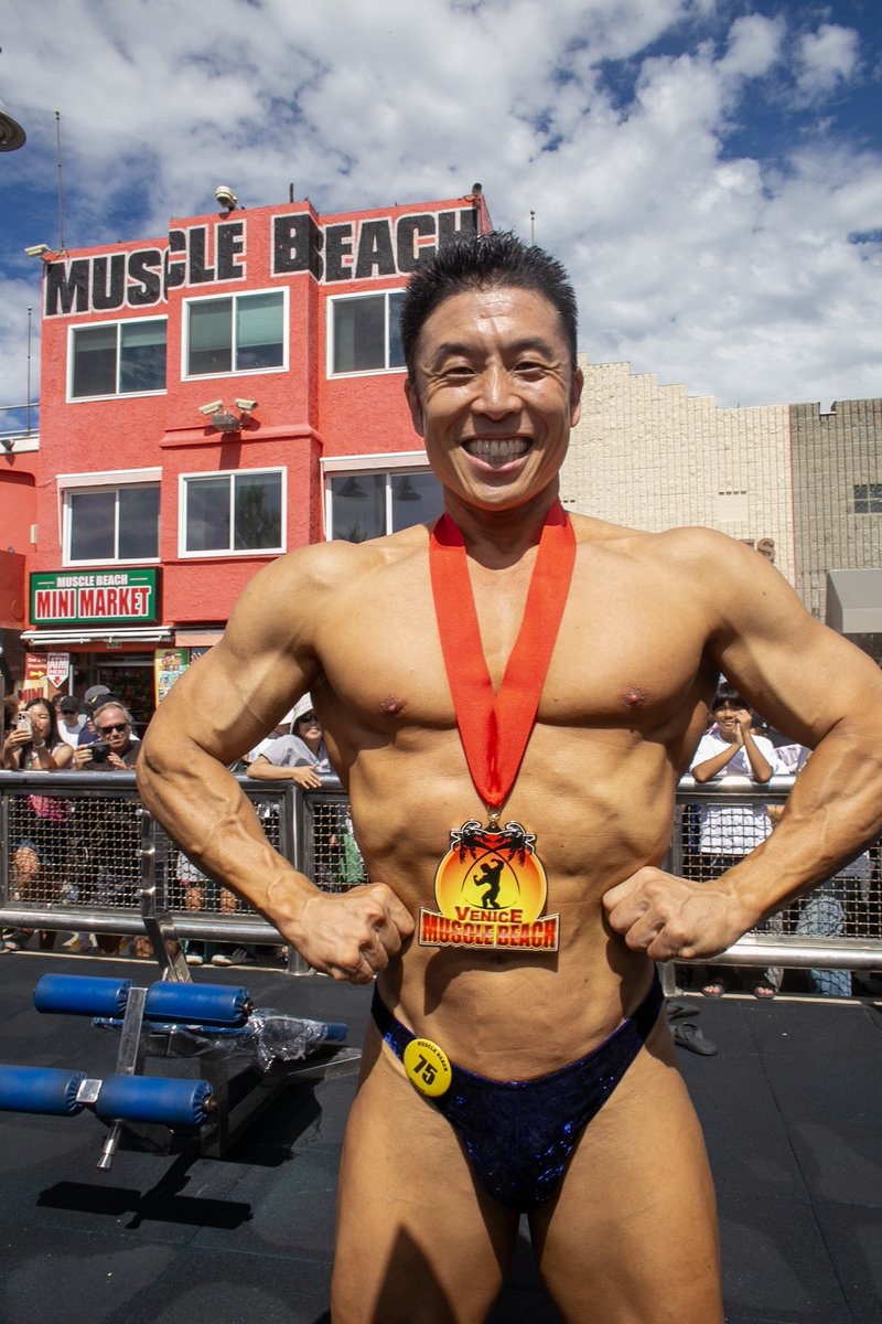 kinnikun0917's tweet photo. マッスルビーチチャンピオンシップ大会が終わりました。
結果は、
Men’s Open Bodybuilding Middleweight Classで第4位でした。

17歳の頃から憧れた「筋肉の聖地マッスルビーチ」の大会に出場出来きてめちゃくちゃ楽しかったです。

これからも自分なりのベストを尽くして筋トレに励みます。

パワー
なかやまきんに君