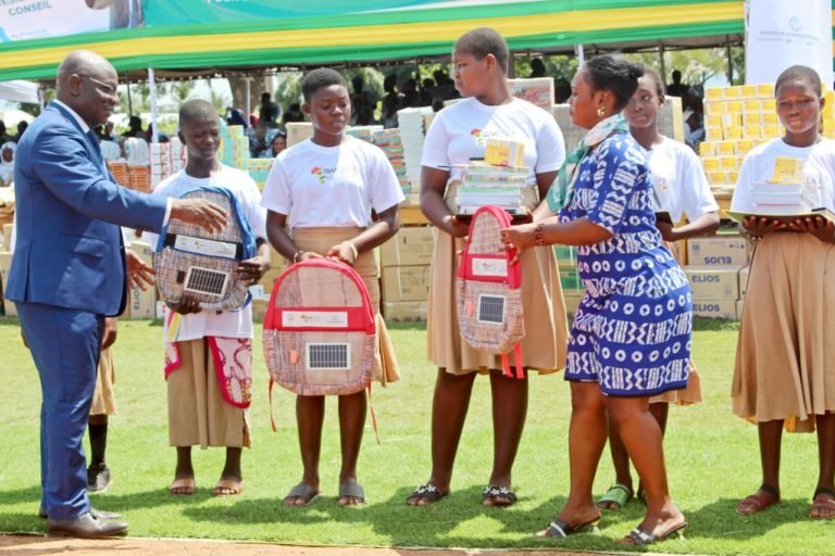 GGnymtina's tweet photo. Mme Sandra A. JOHNSON lance la 2ᵉ édition de distribution de kits scolaires pour les filles. SWEDD+ avec l’appui de la Banque mondiale vise à faciliter la scolarisation et le maintien des filles issues des milieux vulnérables à l’école.
#EducationFilleTogo
#BanqueMondiale
#SWEDD https://t.co/phGiyPtRoA