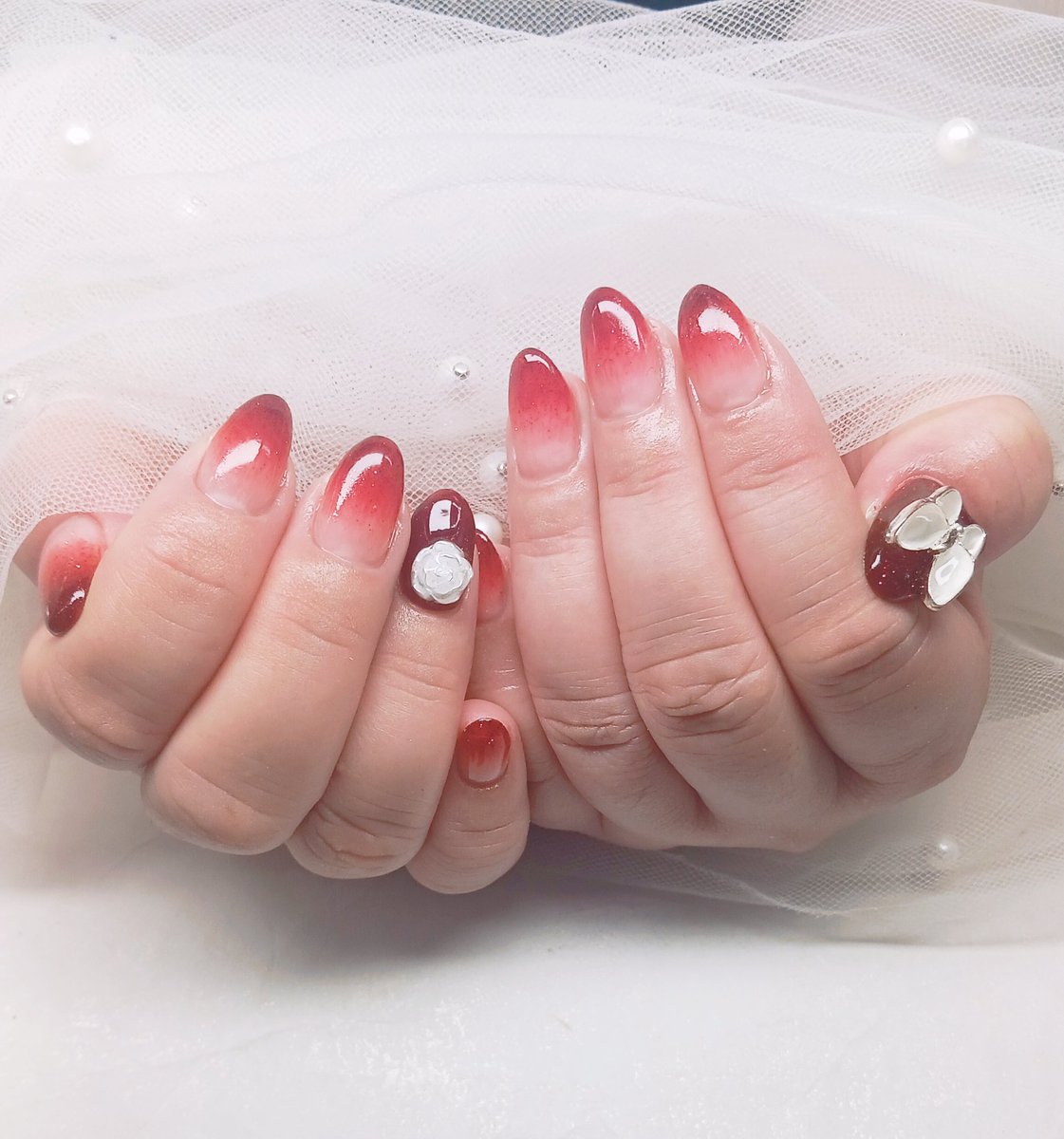 mekobsk's tweet photo. ネイルデザインチャンジ❗
白い薔薇と蝶々がアクセントになってます❤ 
 #ネイルデザインチャンジ
 #赤い彩り
 #爪に咲いた薔薇と蝶々 https://t.co/hd0TXw4Wor