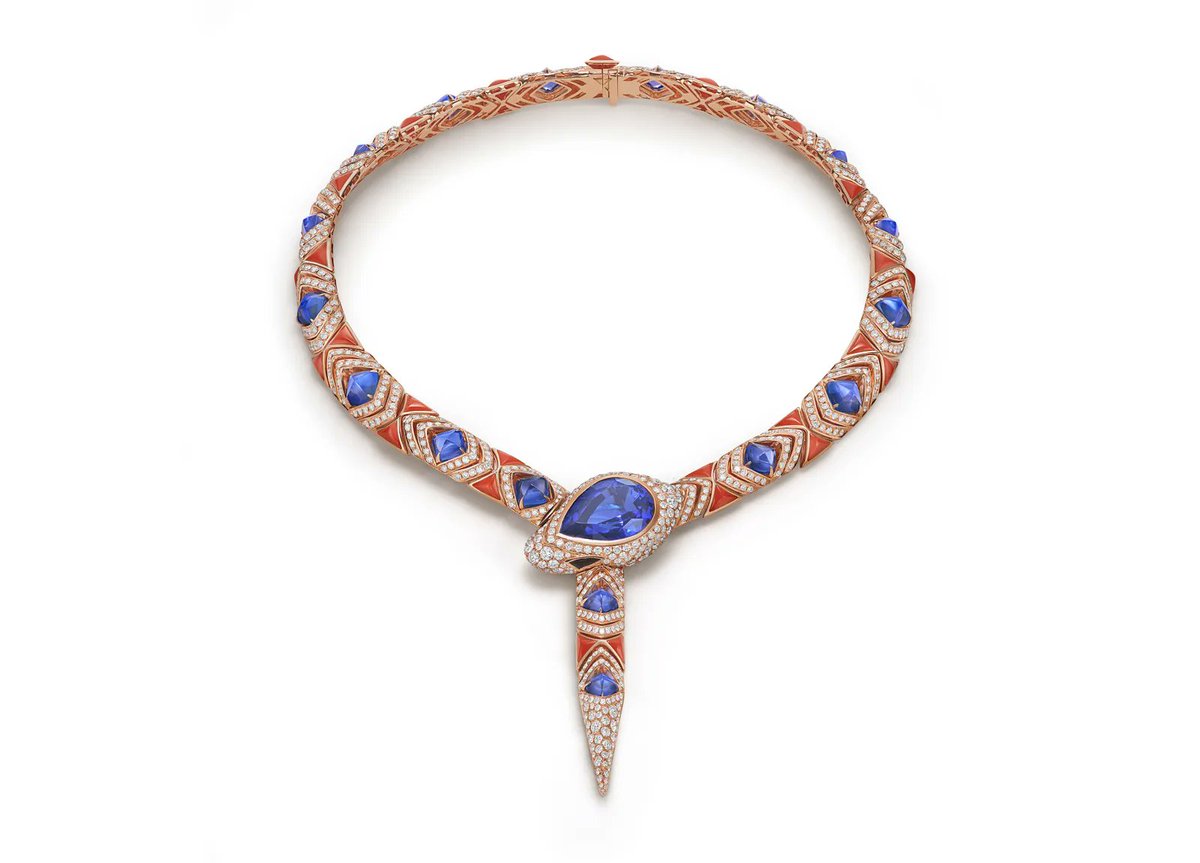xpopfeedx's tweet photo. Lisa wearing Bulgari Serpenti Flag Necklace.

It is part of Bulgari’s Serpenti Flag High Jewelry collection, featuring tanzanite, coral, diamonds, and rose gold, with an 18.75-carat pear-shaped tanzanite as the centerpiece. https://t.co/FFd8rVobHM