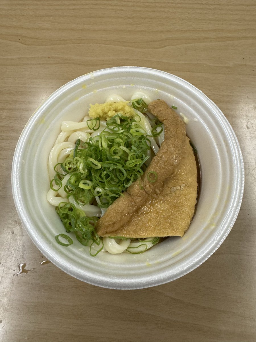 comorhythm7's tweet photo. #薬師丸ひろ子さん ツアー2本目@高松レグザムホール 大変盛り上がりました

スネアのチョイスとチューニングにハマって珍しくセットの写真撮り忘れたので、ケータリングで頂いた讃岐うどんと一時間並んで食った骨付鳥を

帰りは羽田で葉加瀬太郎君とバッタリ会って立ち話

久しぶりに会えて嬉しかった https://t.co/bJw8FCjIEw